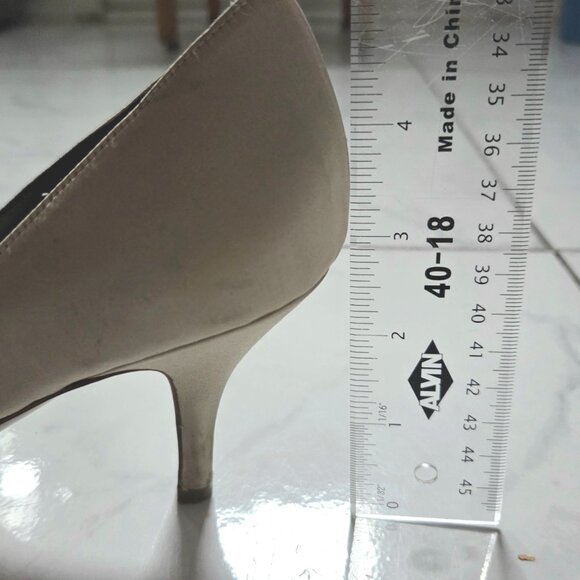 Elegant Salvatore Ferragamo Satin Heel - Picture 8 of 8